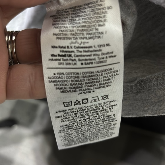 The Nike Tee Standard Fit, cotton crewneck, “Just Do It”JDI logo chest - Picture 10 of 11